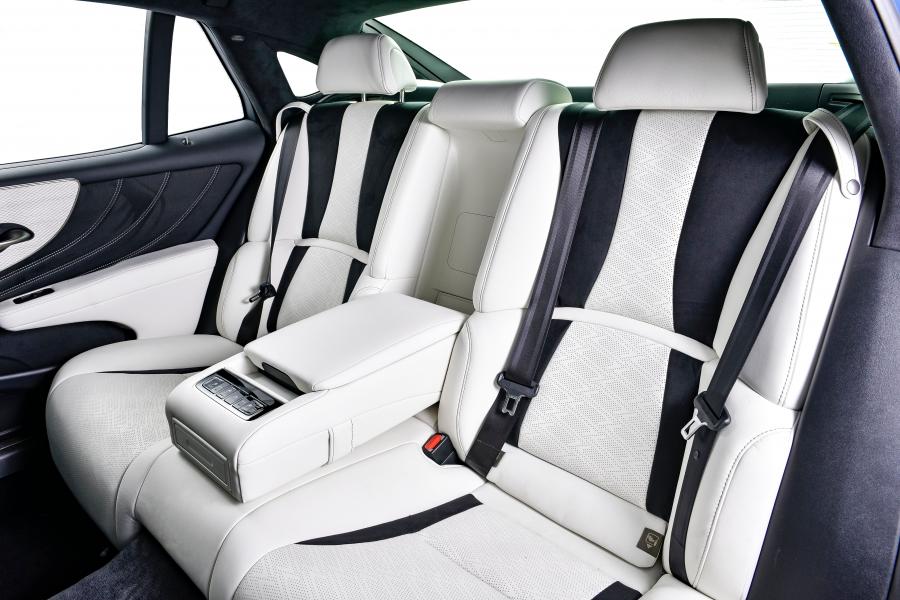 Интерьер Lexus LS500 F-Sport 2019 года  (ZA) (фото 30 из 40)